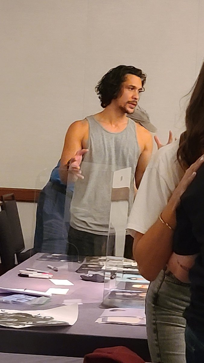 GroundersSource's tweet photo. Damn, such fine people.  Their kindness &amp; warmth are beyond the definition of the universe. #The100 #Conageddon https://t.co/eBejoWvHq1