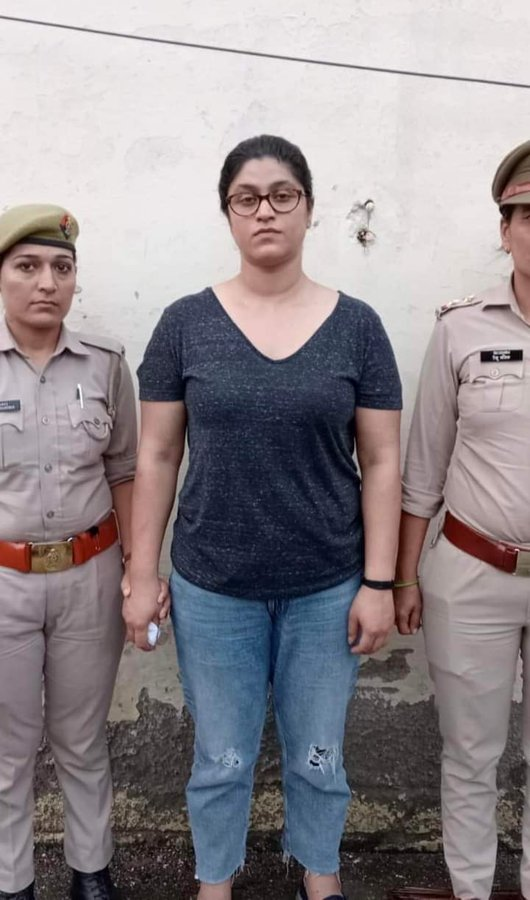 askrajeshsahu's tweet photo. भव्या राय दिल्ली की कॉन्वेंट स्कूल से पढ़ाई की। सिंबॉयसिस से LLB की। बॉस्टन यूनिवर्सिटी से LLM किया। देश की टॉप लीगल फर्म्स में 4 साल तक कंसल्टेंट रही, लोगों को कानूनी सलाह देती थी। 

इतने पढ़ने के बाद भी अगर सिक्योरिटी गार्ड से बात करने की तमीज नहीं तो फिर सब व्यर्थ ही हुआ न! https://t.co/XMX3refr4x