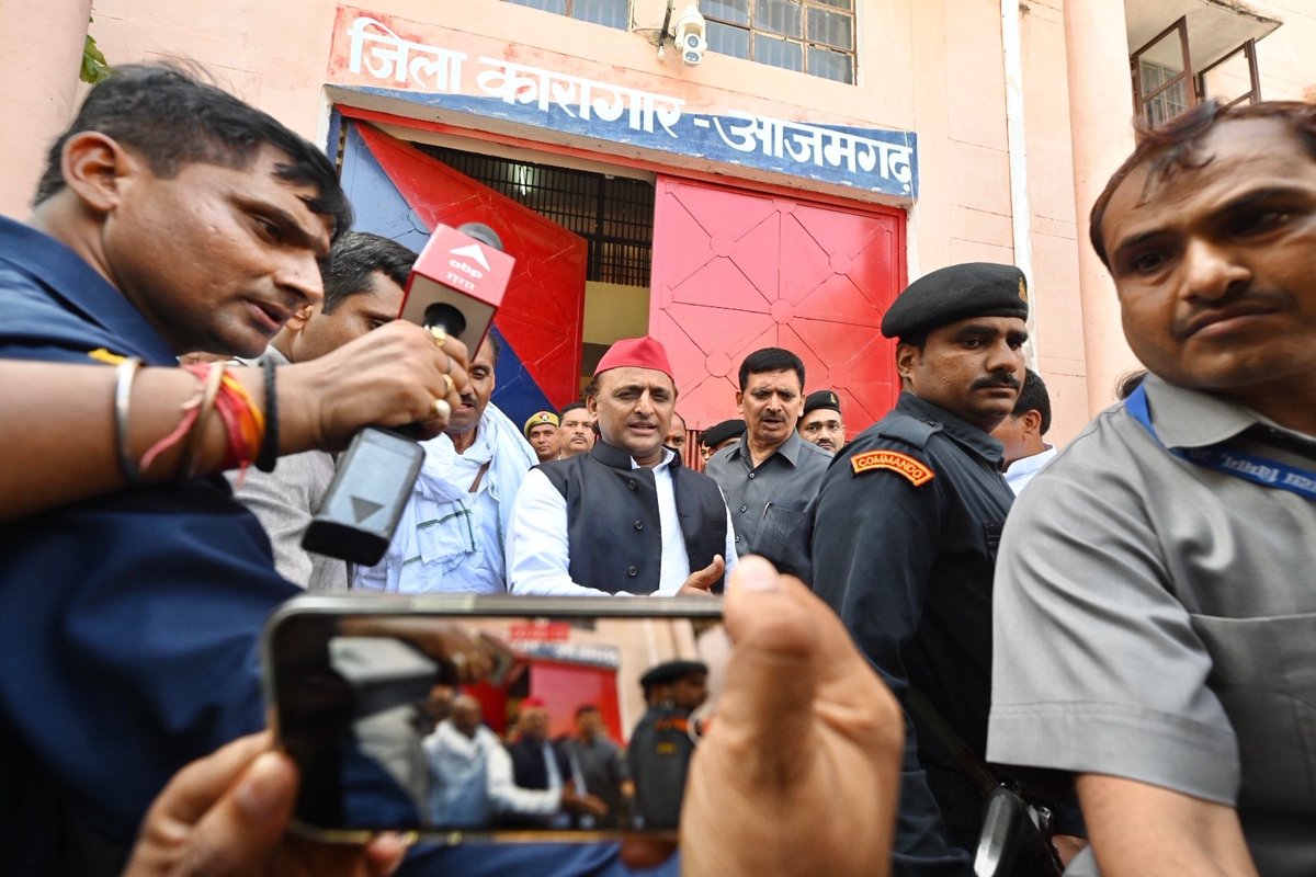 samajwadiparty's tweet photo. समाजवादी पार्टी के राष्ट्रीय अध्यक्ष एवं पूर्व मुख्यमंत्री श्री अखिलेश यादव ने आज आजमगढ़ के मंडलीय कारागार में समाजवादी पार्टी के वरिष्ठ नेता श्री रमाकांत यादव से मुलाकात की
https://t.co/AF4XnIP0A6 https://t.co/ieMeW0lOvO