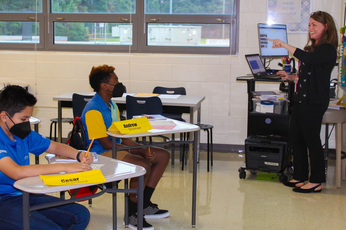 NewsSandburg's tweet photo. 1st day jitters?  No worries, our staff @Sandburg_MS is ready to help you get to where you need to be #PantherPride https://t.co/AfEou5fYud
