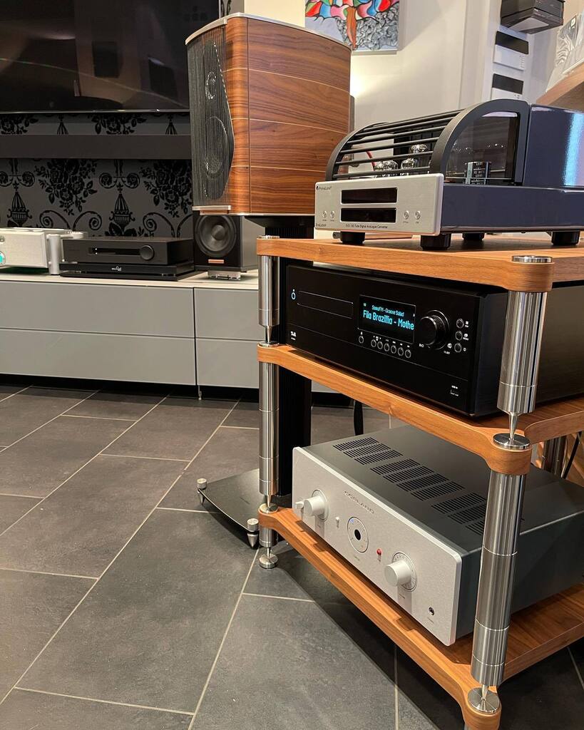 AudioVenue's tweet photo. Having a listen to the T+A MP 2500 R SACD player/streamer, playing through Copland CSA150 amplifier and Sonus faber Olympica Nova I.
.
#luxuryhifi #hifiealing #hifi #esotericaudio #qobuz #telluriumq #copland #maidenhead #luxurystand #instahifi #coplan… https://t.co/AOzWHoOXUk https://t.co/tmcXnPnj6P
