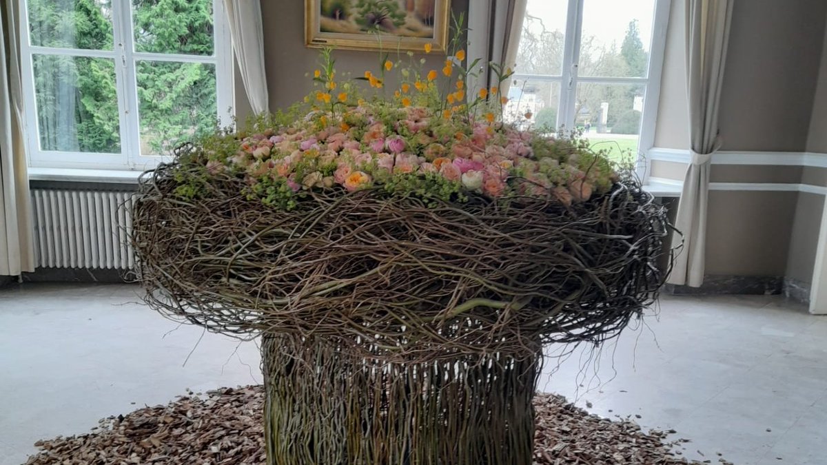 FeerieFlorale's tweet photo. 🕊️ NEST OF FLOWERS 🕊️ 

🐤 By Ophélie Depotter (Ofleurs, #Couvin, https://t.co/0GugD5iWC9)

🐥 For Féerie Florale 2022, Un Printemps Royal

🐦 Château d'Hélécine

↪️ Do you like this Ophélie's artwork ? ↩️
Feel free to leave a comment (and to share) 

#FloralArt #Flowers https://t.co/55xr7lkmhR