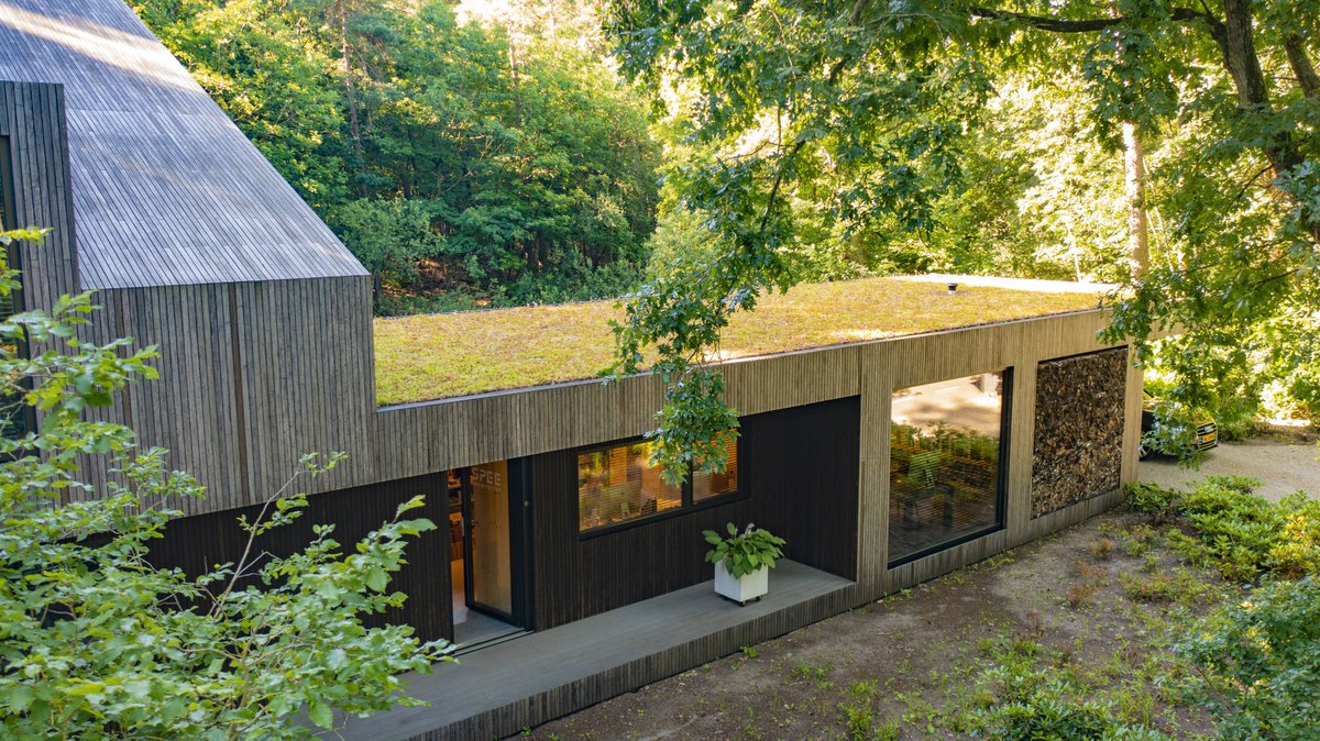 This house is made of circular and biobased materials. The MobiRoof ECO matches this concept as it is a circular product and has been sustainably and locally produced.
#greenroof #sustainable #circulareconomy #circular #biobased #recycled