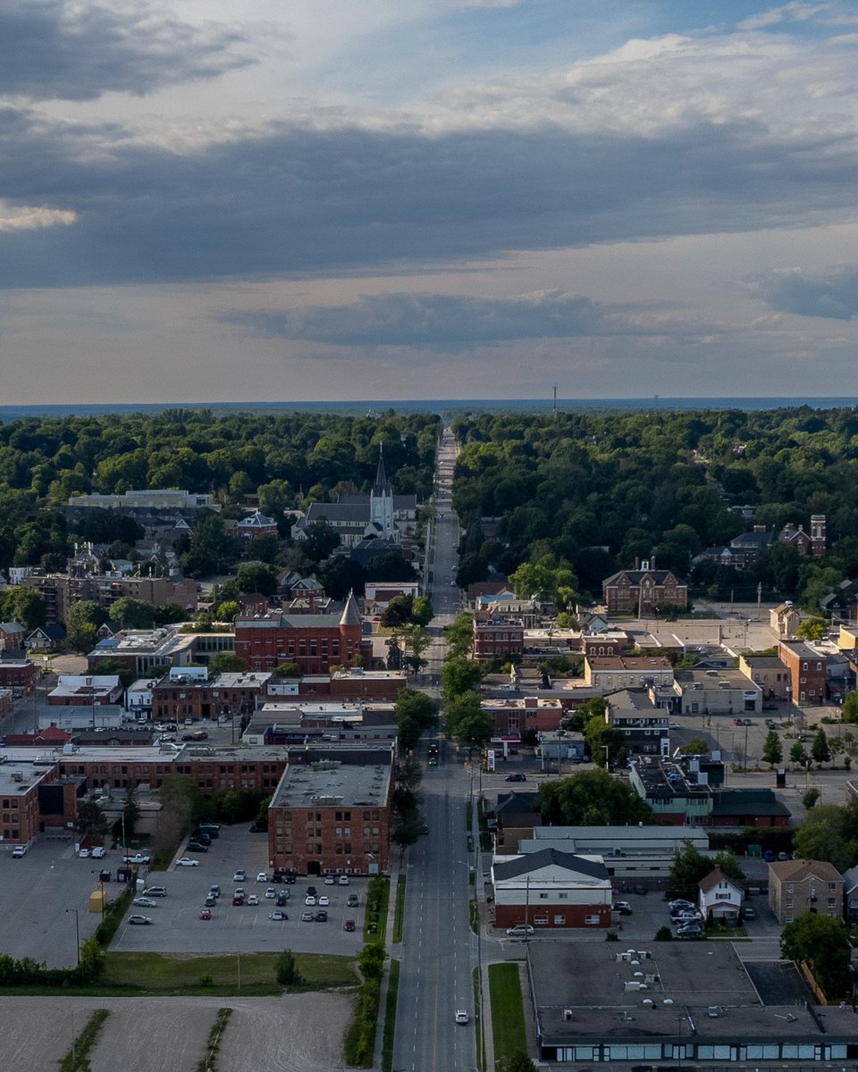 Looking north(ish) up #Orillia's West St.

 #aerialphotography #droneoftheday #droneshots #aerial #dronelife #drones #dronephoto #dronephotography #ImagesofCanada #dronestagram #instagood #instadaily #instamoment #igers