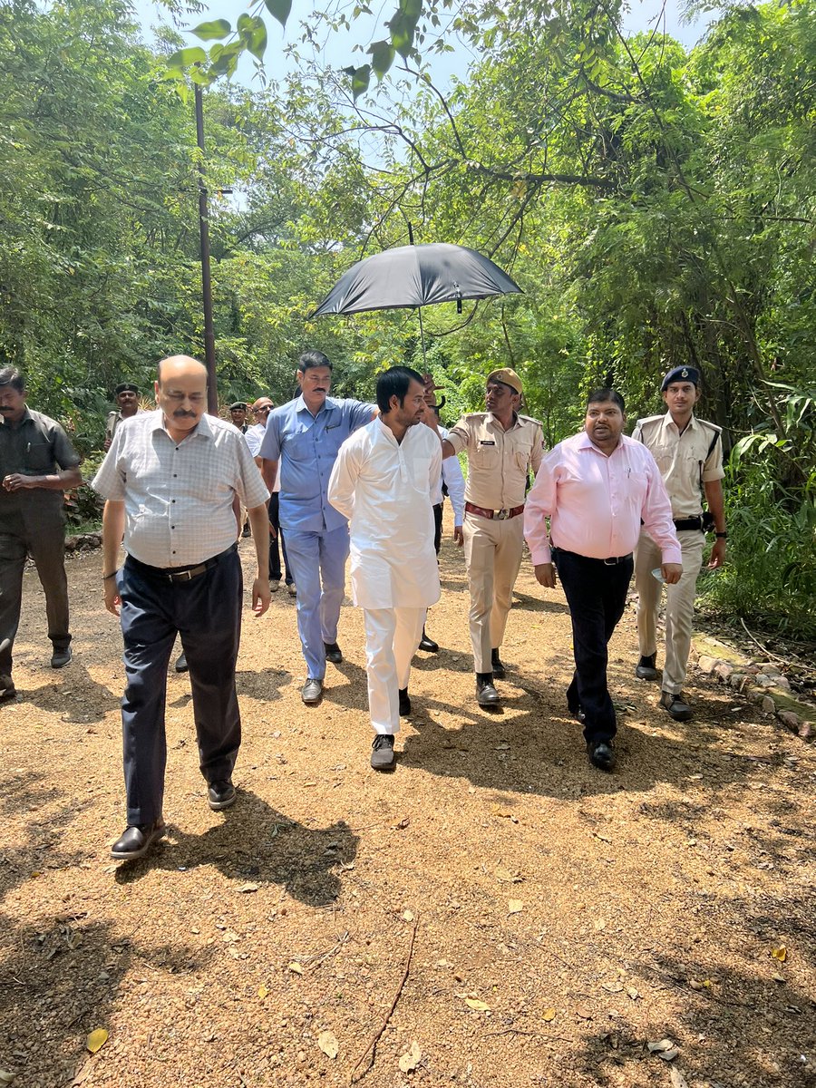 TejYadav14's tweet photo. सचिवालय स्थित राजधानी जलाशय में जाकर विदेशी मेहमान पक्षियों को देखा और उनकी देखरेख कैसे की जा रही है इसके बारे में जानकारी ली ,साथ ही जलाशय का निरीक्षण भी किया भी किया। https://t.co/iLCcW389YU