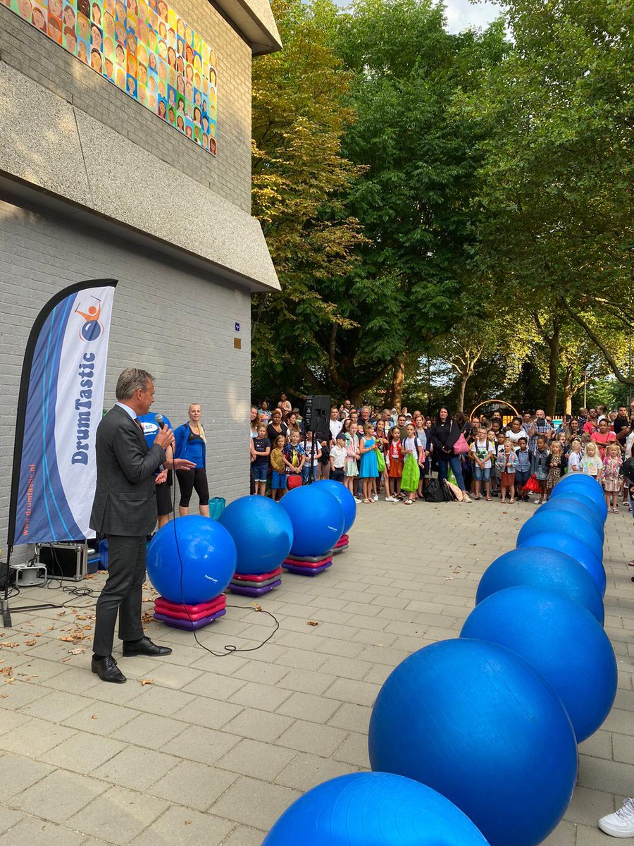 Vandaag zijn de scholen in de regio Midden weer begonnen. Houd als bestuurder rekening met meer kinderen, die op de fiets of te voet naar school gaan.

Op de OBS Prins Alexanderschool trapte minister <a href="/markharbers/">Mark Harbers</a> de campagne van <a href="/veiligverkeer/">Veilig Verkeer Nederland</a> af: Onze scholen zijn weer begonnen!