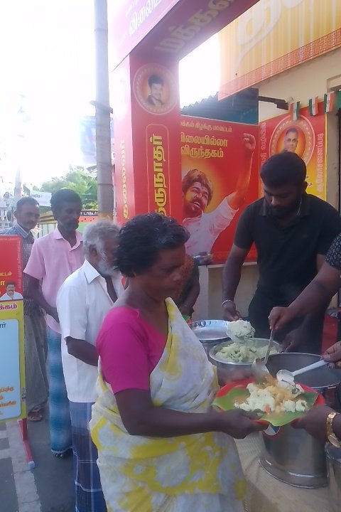 OTFC_Team's tweet photo. பரமத்தி வேலூர் நகர தலைமை  சார்பாக காலை உணவு வழங்கப் பட்டது - தளபதி விலையில்லா விருந்தகம். @Actorvijay ❤️

#Varisu   @TVMIoffl   @BussyAnand https://t.co/oaJlvb6CfZ