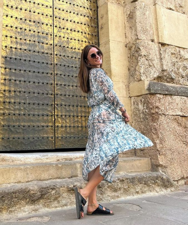 mollybrackenoff's tweet image. Lovely amplitude for this long dress with a beautiful ethnic print and light, semi-transparent material. Beautifully worn by @jeanne.mcz, isn't it? 🌾⁣
⁣
#mollybracken #maxidress #simpleootd #summerwear #bohodress