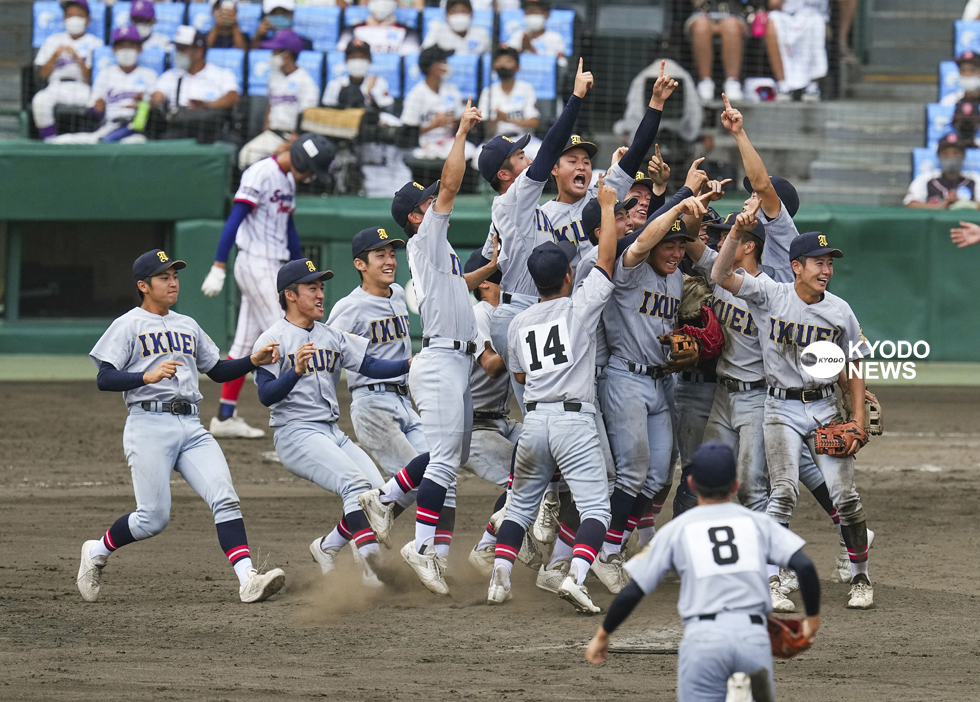 kyodo_photo's tweet photo. 第104回全国高校野球選手権大会は決勝が行われ、仙台育英が下関国際に8－1で勝って初優勝しました。東北勢が甲子園大会で頂点に立つのは春の選抜大会を含めて史上初です（撮影・坂野一郎） #高校野球 #甲子園 #仙台育英 #下関国際
https://t.co/l65eYhaqXG https://t.co/hi5JdB30Qu