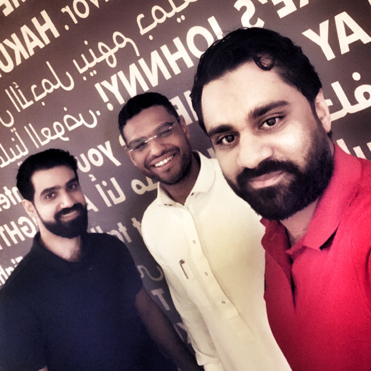 مني سرقت الذي أحببته مني
أفرغت صدري وما أبقيت في جفني

أتيت فردا وإن فردا مضيت
فبي ذاتان شظّيتا
من منهما إني

فقدتني بك حتى عدت مغتربا
أكاد فرط اغترابي أنزوي عني

كأنني منذ أن سيّرتني لك
ما سيّرت من هامشٍ إلاّ إلى متنِ

تحيي وتفني وتحيي النفس فيّ فقل
ما بال غيرك لا يحيي ولا يفني