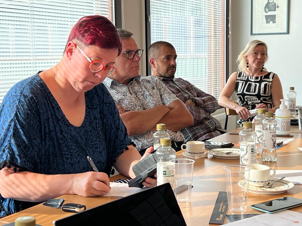 Perjantaina toistakymmentä Kainuun alueen päättäjää ja vaikuttajaa mukaan lukien pieni joukko kansanedustajia kokoontui Kuhmo Oy:n sahalle kuulemaan alan näkymistä ja haasteista.

sahateollisuus.com/2022/08/22/paa…

#sahateollisuus #melkovaikuttavaa