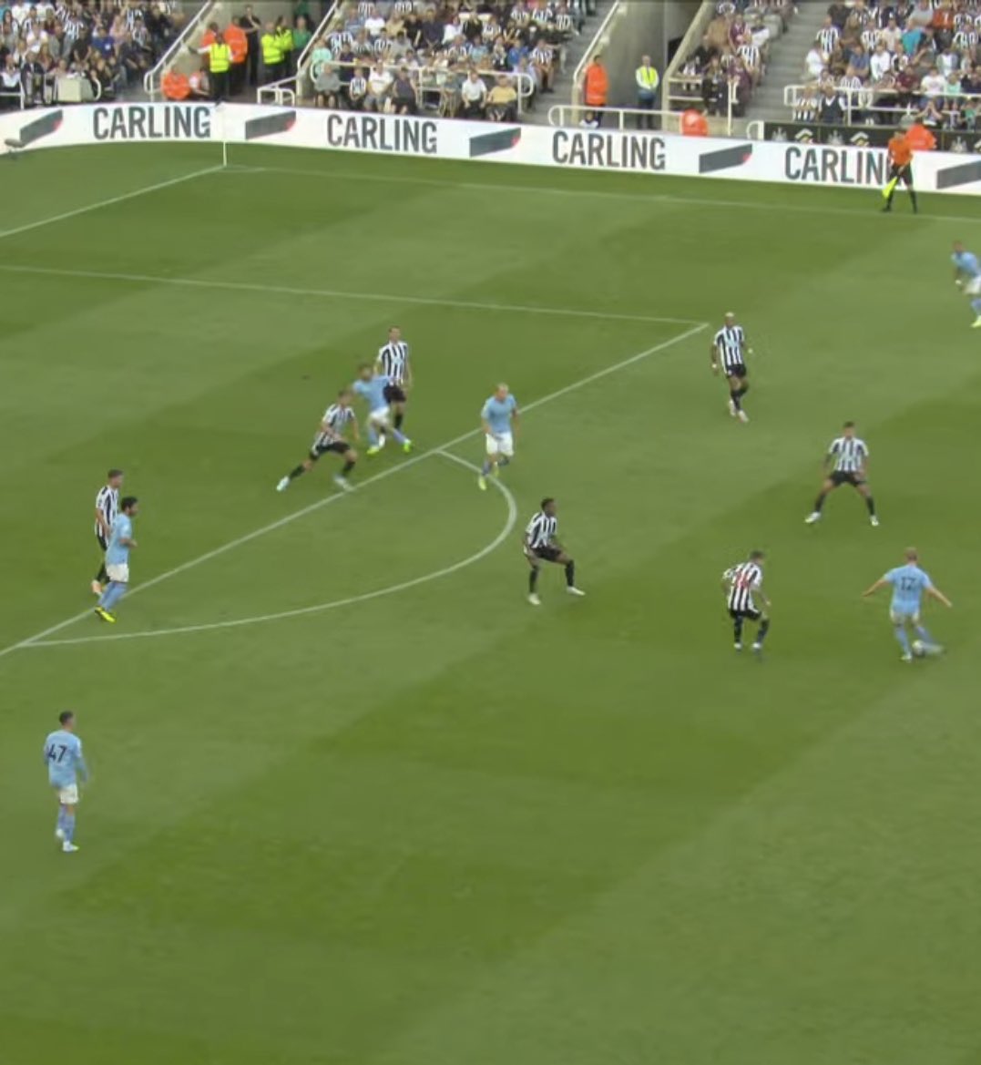 ErlingRoIe's tweet photo. Kevin de Bruyne is the only player in the world that can make this pass https://t.co/HOzYIP1Avh