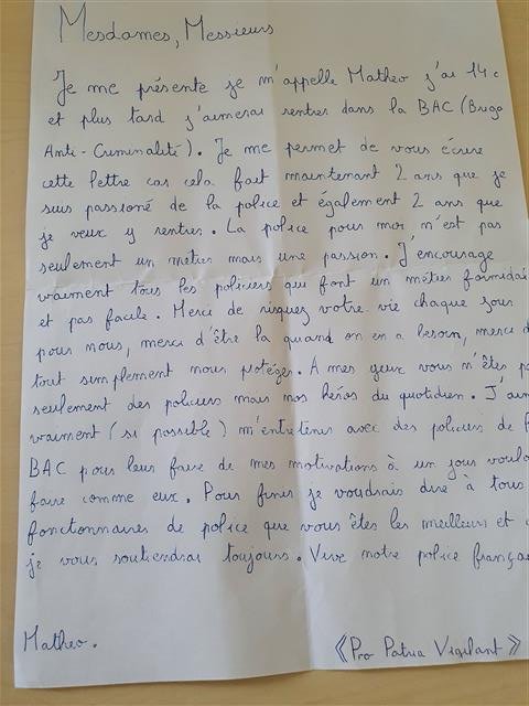 PoliceNationale's tweet photo. [#MondayMotivation] Mathéo, 1⃣4⃣ ans, envoie une lettre aux #policiers de @PoliceNat77 dans laquelle il raconte son admiration pour la BAC.
Touchés, les👮‍♂️👮‍♀️rencontrent Mathéo au commissariat et lui font découvrir le métier et les équipements.
Il repart plus motivé que jamais. https://t.co/BqdBLB96in