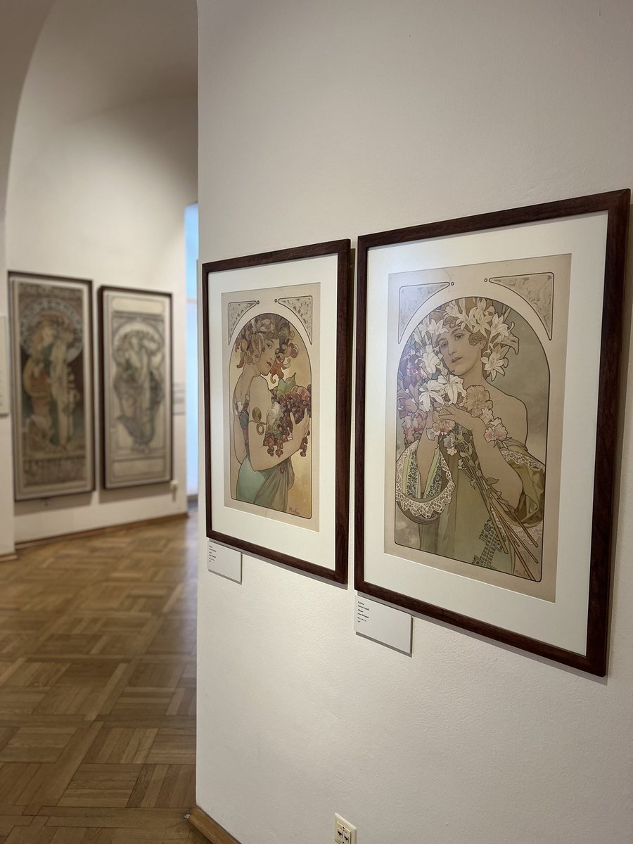 JoakimInnila's tweet photo. … jatkaen art nouveaun todellisen mestarin, #AlfonsMucha’n taiteeseen ja elämäntarinaan #MuchaMuseum’issa. Kiitos loistavasta vinkistä @jarlaiti!
Ällistyttävää herkkyyttä ja harkittua symboliikkaa jokaisessa yksityiskohdassa.
(2/2) #artnouveau #mucha #taide #museo #praha https://t.co/kcv44ypT8K