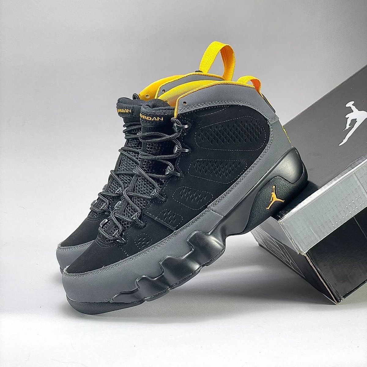 bluehavensft's tweet photo. Big feet? Not to worry we’ve got you covered. These babies come in sizes up to 47 😉

Air Jordan 9s 👟

Price➡️N38,000

Place your order 

#Shoes #shoe #shoelover #sneakers #sneakersaddict #bhglobal #bluehavensfoottrends https://t.co/0IzoBJqcel