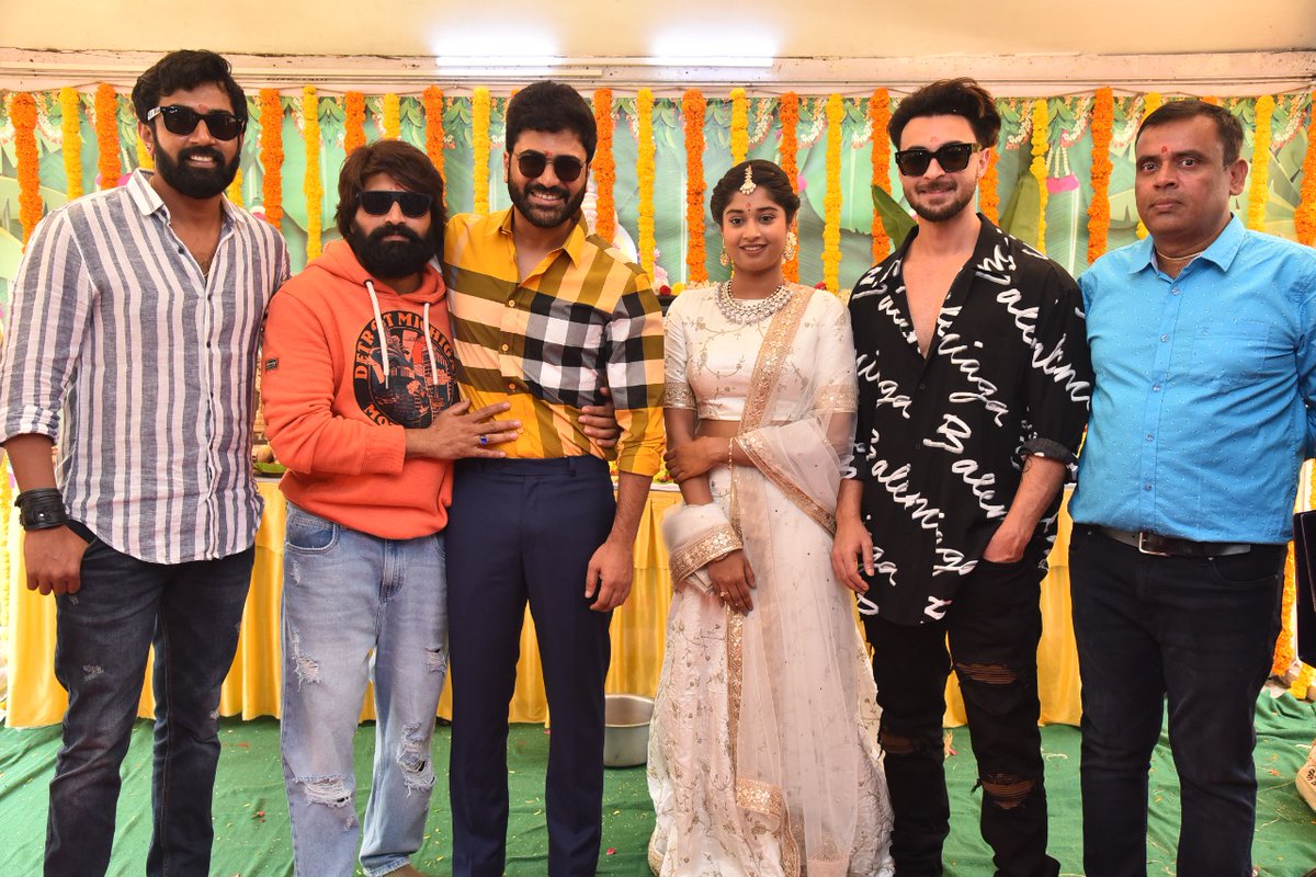 mallitimes's tweet photo. A Few clicks 📸from Popular Choreographer
@AlwaysJani starrer #YathaRajaTathaPraja launched graced by
@ImSharwanand
@imVdeshK & @verma_shrasti as leads
#SrinivasVittala #HareshPatel @radhanmusic
@sunojvelayudhan #OmMovieCreations #SriKrishnaMovieCreations
@PulagamOfficial https://t.co/GoBw5myJHg