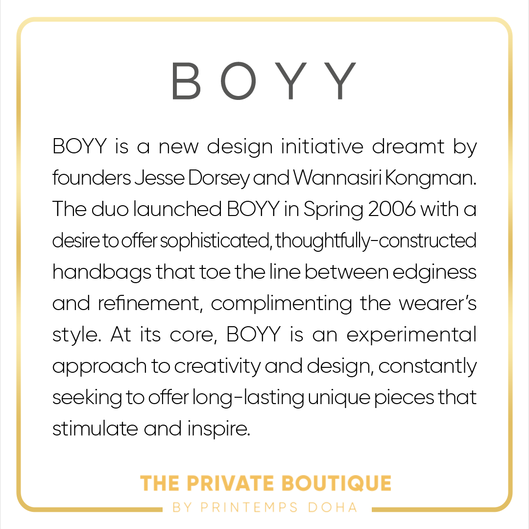 اكتشف اليوم حصريًا في البوتيك الخاص لدى برنتان الدوحة، العلامة التجارية بوي للاكسسوارات، المشهورة بحقائب اليد الراقية، العصرية والمصنوعة يدويًا بعناية، كما تتميز بمشبك كبير الحجم وبارز.