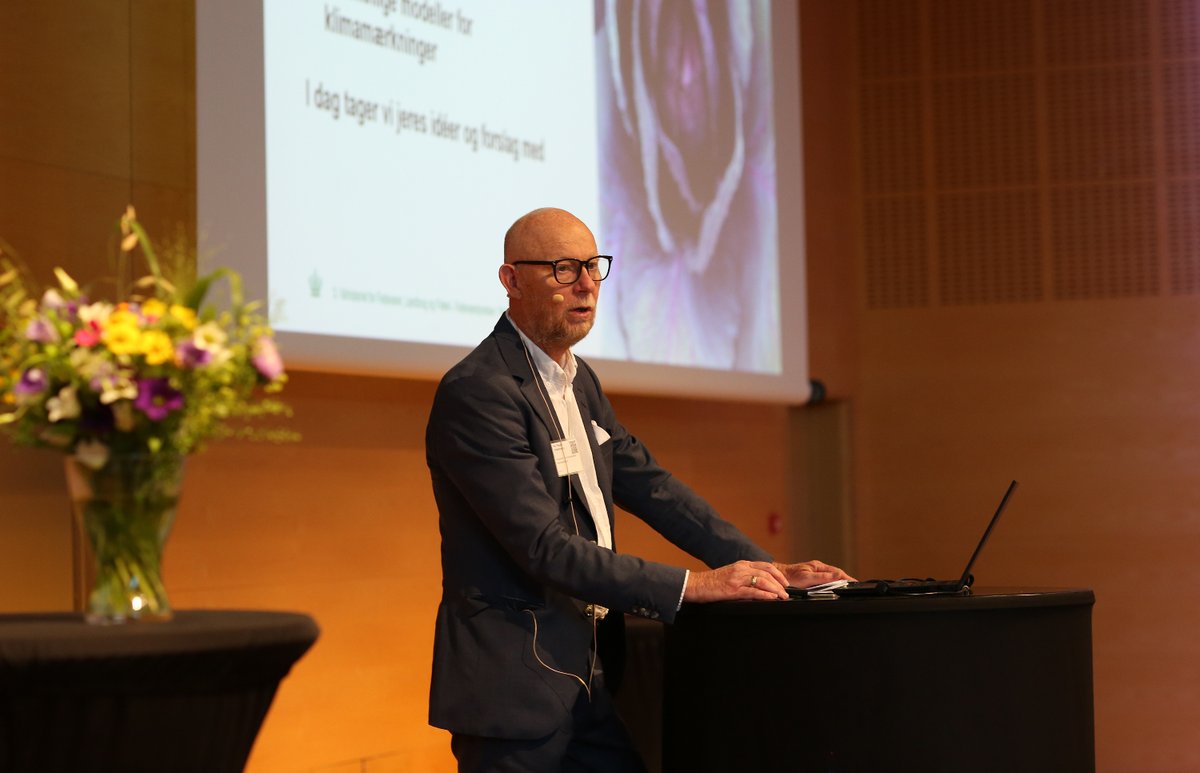 ”Alle er enige om, at klimamærket er en god idé. Spørgsmålet er, hvad det skal kunne", siger direktør i Fødevarestyrelsen <a href="/PerKrogsgaardC1/">Per Krogsgaard Christiansen</a> til de flere end 100 interessenter, der er mødt op for at diskutere modeller for klimamærket i DGI Byen i dag. 
#dkgreen #dkfood