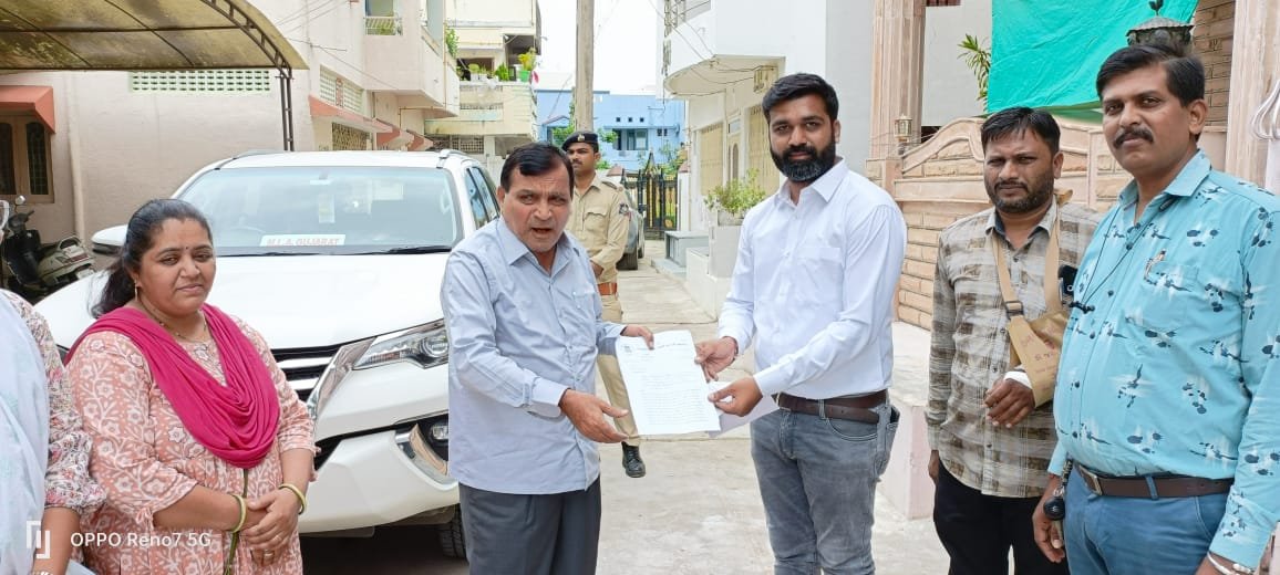 પંચમહાલ જિલ્લા તલાટી કમ મંત્રી મંડળ દ્વારા મા. ધારાસભ્યશ્રી ગોધરા શ્રી સી.કે.રાઉલજી સાહેબ ને તલાટી કમ મંત્રીઓની પડતર માગણી બાબતે  આવેદનપત્ર આપવામાં આવ્યું. 
#सचिवजीहड़तालपेहै
<a href="/CMOGuj/">CMO Gujarat</a> <a href="/CRPaatil/">C R Paatil</a>
<a href="/brijeshmeja1/">Brijesh Merja</a>
<a href="/KanuDesai180/">Kanu Desai</a>
<a href="/sandeshnews/">Sandesh</a> 
<a href="/GRTMM1/">ગુજરાત રાજ્ય તલાટી મંત્રી મહામંડળ (OFFICIAL)</a>
<a href="/PMOIndia/">PMO India</a>