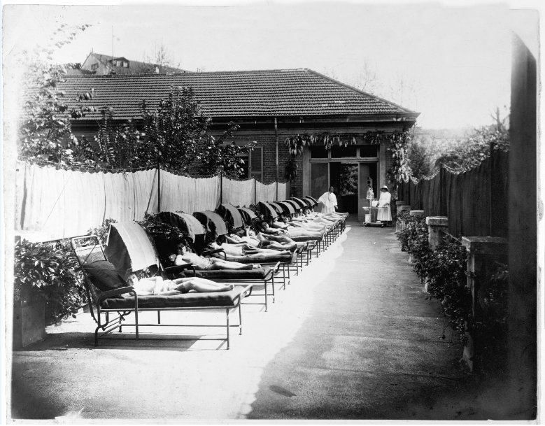 policlinicoMI's tweet photo. Scatti di un tempo. Direttamente dal nostro Archivio storico.
1937 - Terrazza per l'elioterapia. Il sole come cura, per fortificare e guarire i pazienti malati.
#Museo #ITesoridellaCaGranda #PoliclinicoMi #CaGranda https://t.co/4oE2pyHb7D
