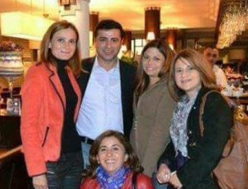 AytuncRemzi's tweet photo. @SaadetPartisi Katıldığı bir canlı yayında “LGBT niye aile yapısını bozsun? İlgisi yok” demişti Kemal Kılıçdaroğlu. Sonra da eşcinseller için yasal düzenleme vaadinde bulunarak ‘cinsel yönelim’in yasayla dezavantaj olmaktan çıkarılacağını reklam panolarından duyurdu.
Sadetlilere bu yakışır. https://t.co/glOx5ppWmb