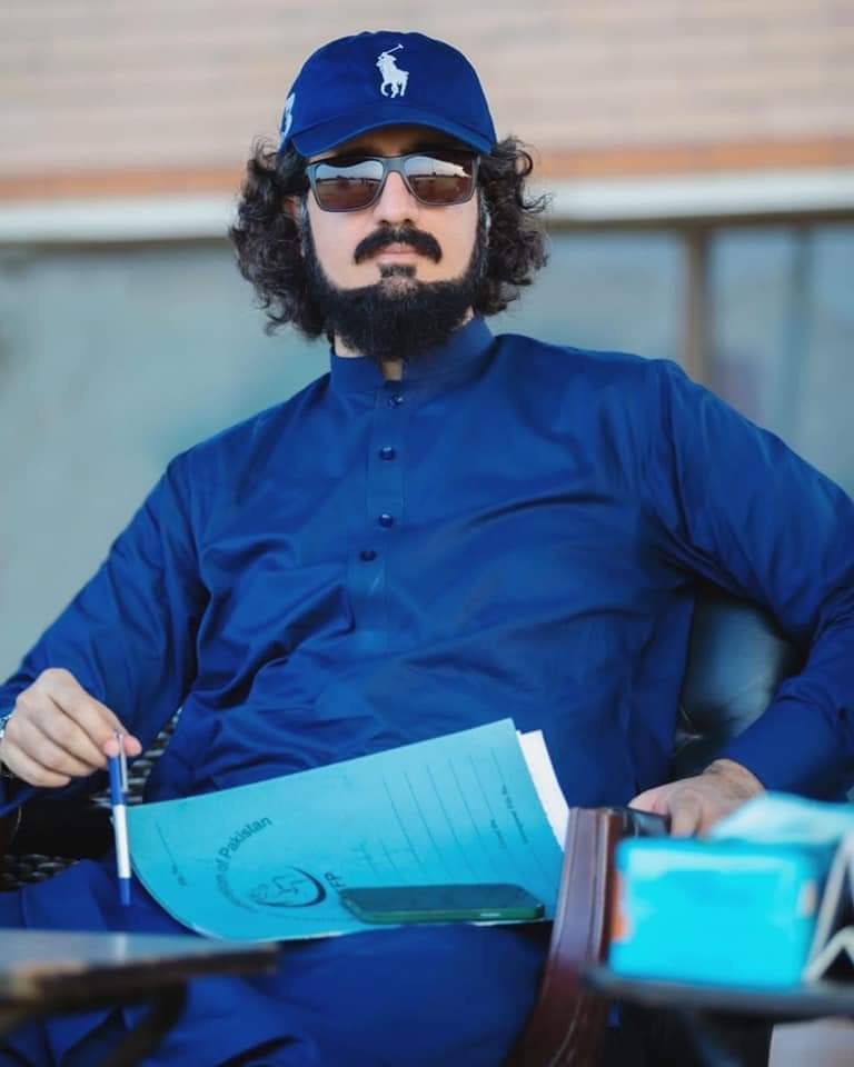 کل چودھویں کی رات تھی شب بھر رہا چرچا ترا 
کچھ نے کہا یہ چاند ہے کچھ نے کہا چہرا ترا