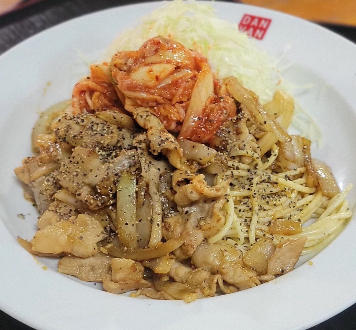 DANVANmtk's tweet photo. こんばんは！
ちょっと夜は涼しく感じる日も増えてきたような。来ていないような。
そんな気候だと風邪を引いちゃう人もいるのでは。。
そんな時は新メニュー
ポーク焼肉定食！！とにかく白飯好きには食べてほしい。
23時まで、皆様のご来店お待ちしております！ https://t.co/CK9VHl3IzC