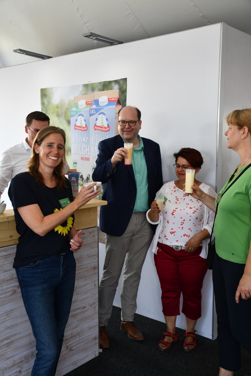 GruenMeyer's tweet photo. Auf den Landtagen Nord in #Hude konnte ich auch das in meiner Amtszeit entwickelte #Weidemilch Label wieder entdecken und zusammen mit den Grünen Landtagskandidatinnen Dr. Anika Hofmann und Begüm Langefeld verkosten. #Grüne #SpitzenkandidaTour #EndlichMachen https://t.co/n4yOid32ru