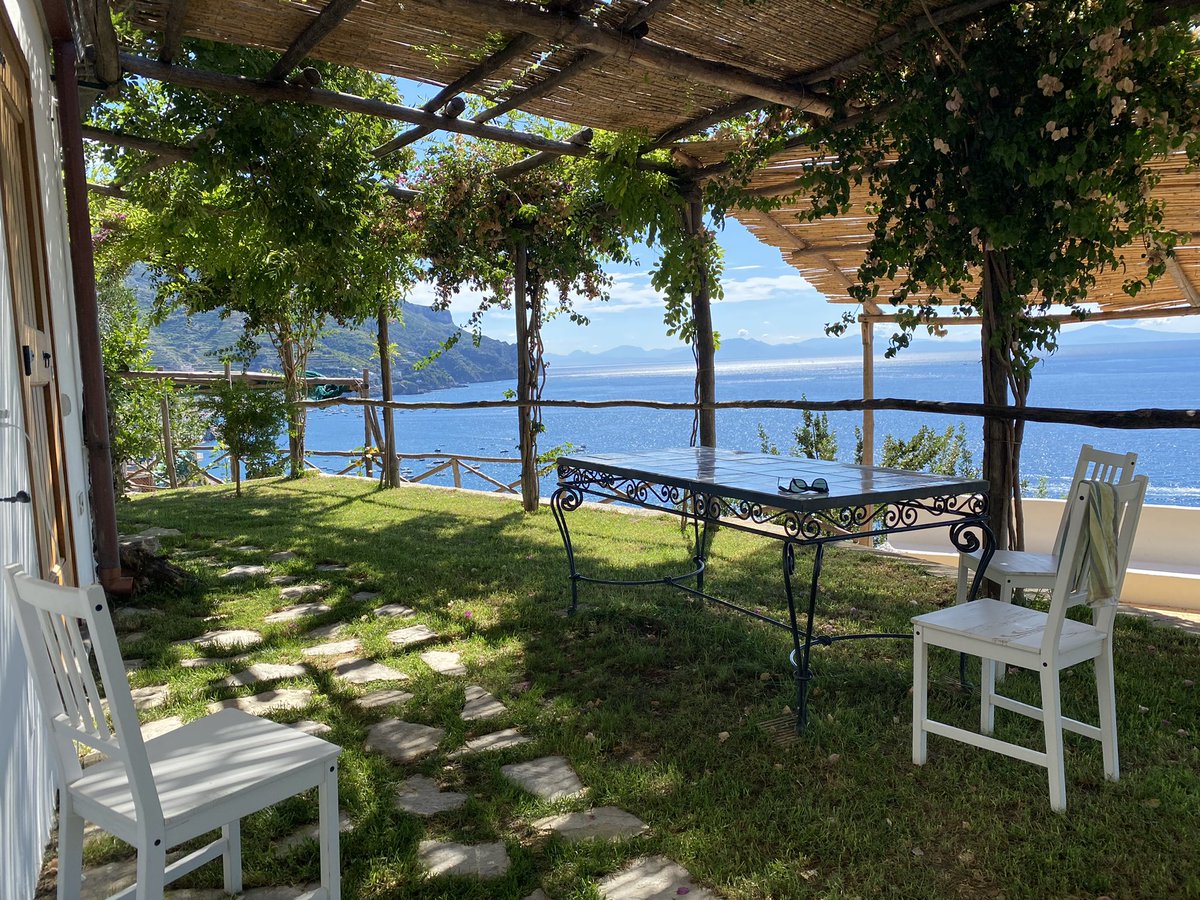 riccardocassini's tweet photo. Zona riunioni.
#IlFondoDiDonnaAmalia
agricoltura eroica dal 1861.
#Ravello, #CostieraAmalfitana, #AmalfiCoast, #Italy, #Limoni, #Limoneto. https://t.co/1XoQR7bQ0j