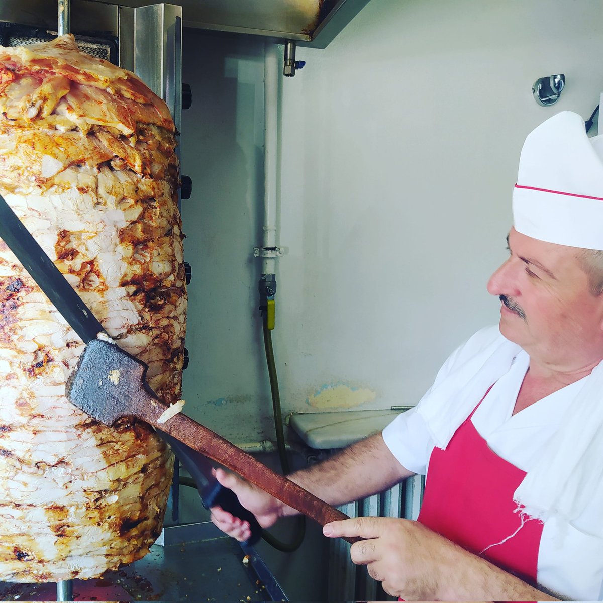 İş başa düşünce Osman Usta dönerin başında. Derisiz döneriyle, özel pidesiyle, muhteşem acısı ve baharatıyla orijinal adres Osmanlı Döner'e herkesi bekliyoruz.