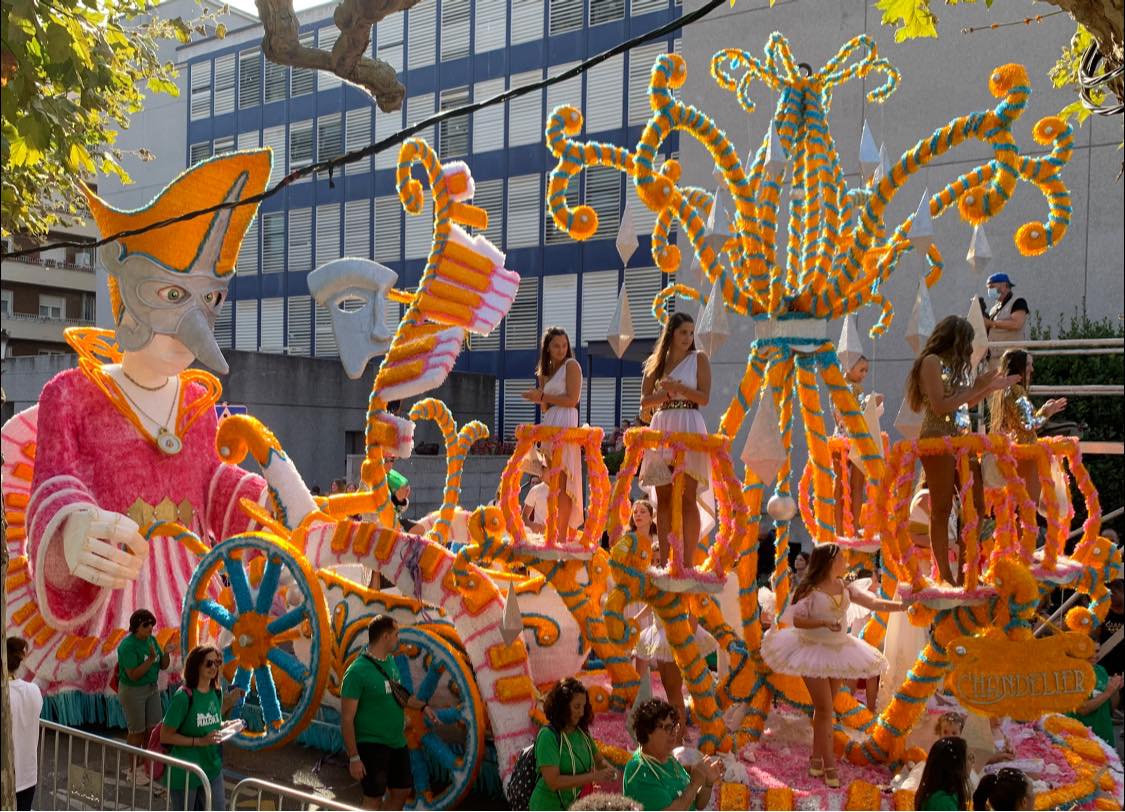 😍 Nuestro coordinador <a href="/Felisuco_/">Félix Álvarez</a> junto a nuestro edil de <a href="/CsTorrelavega/">CsTorrelavega</a> <a href="/JCRicciardiello/">Julio Ricciardiello</a> disfrutó ayer de lo lindo del ambiente y las carrozas de la #GalaFloraldeTorrelavega

👏Felicidades a los participantes, en especial a la carroza 'Pomposa' que se hizo con el triunfo final.