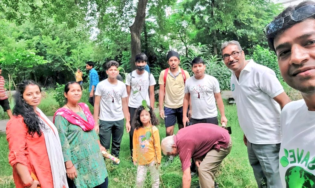 _WeRiseTogether's tweet photo. Yet again #WeRiseTogether stand for #ClimateJustice with positive action taken for #climate by planting #trees🌳.

"How We Treat Nature Is The Mirror Reflection Of How We Treat Each Other"

#ClimateAction
@PMOIndia @MoJSDoWRRDGR @ErikSolheim @OvaisSarmad @byadavbjp @bindasbhidu https://t.co/cG0U09jrdd