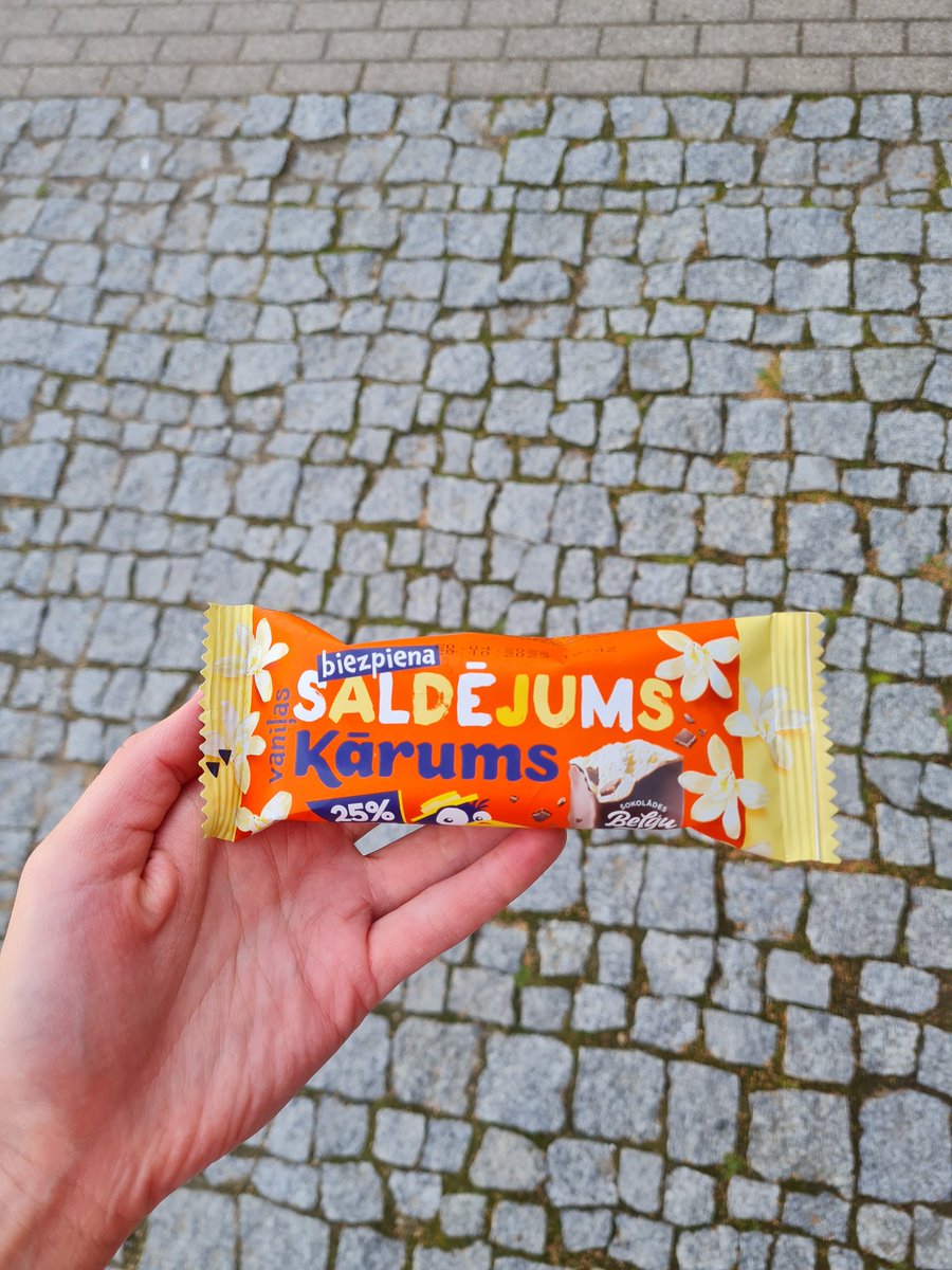 sal4uks's tweet photo. Kāruma biezpiena saldējums nav pareizs. Par maz biezpiena, par krtutu šokolāde, kuras garša pārņem visu, ko biezpiens varētu piedāvāt. Labāk būtu saldētu parasto sieriņu pārdevuši. Plusi par smuku iepakojumu un labu izmēru. Kopumā 2.4/5 , €0.89, #teambrīvais https://t.co/TEV9r0pNbe