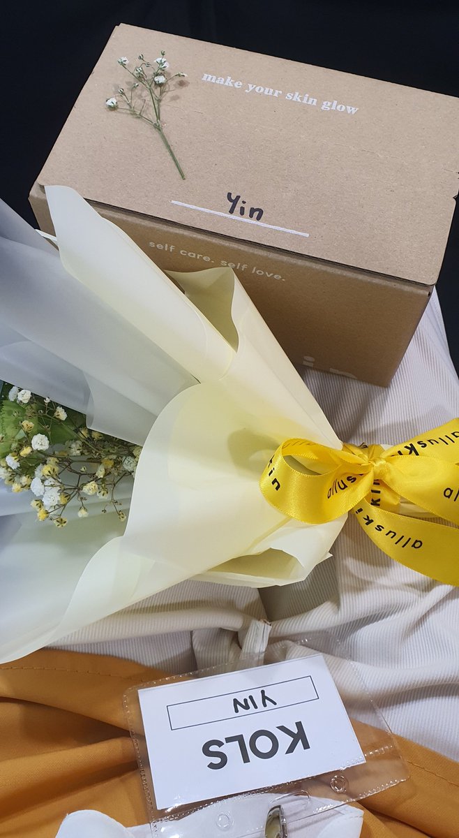 alluregenics's tweet photo. Belum boleh move on from this PR gift from alluskin. Later kita buat video k unboxing PR gift ni 😊 https://t.co/E9R4ngpBhz