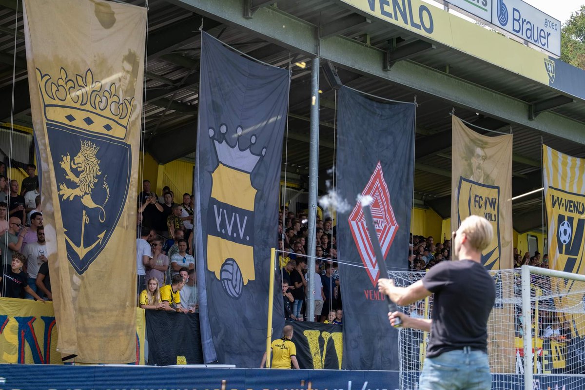 sfeerteamVVV's tweet photo. Wij hadden gistermiddag de oude logo's van VVV aan de touwen op Oost, samen met de shooters en de vlaggen op het veld zorgde dat weer voor een sfeervolle opkomst. #vvvpec https://t.co/fG37rSmZ0r