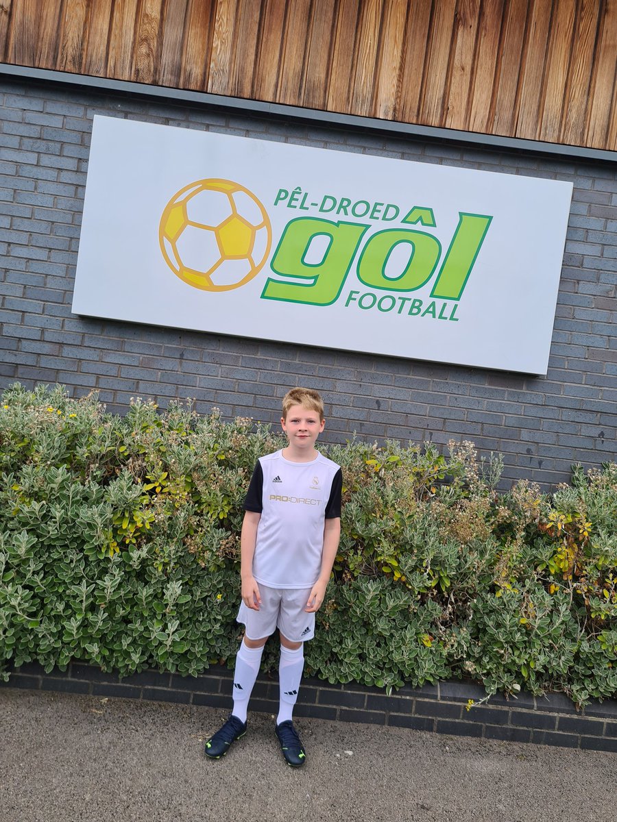 Pedrolestiff's tweet photo. Barod am fore prysur yn @GolCardiff @CoerverEW @ProD_Soccer @Fun_Realmadrid #playtheREALway @Kimellinger1 @YsgolHamadryad 🏴󠁧󠁢󠁷󠁬󠁳󠁿 ⚽️ 🇪🇸 https://t.co/9D7dyIyhVH