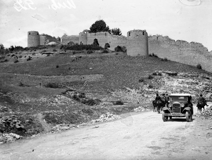 AZEvisuals's tweet photo. Askeran Castle, 1939.
This wall, known as "Asgaran Castle", was built in the 18th century by Panahali Khan on the eastern border of the Karabakh Khanate. https://t.co/q0I8AbjcZo