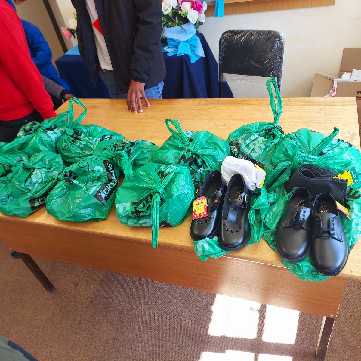 EFF_FreeState's tweet photo. [In Pictures 📸]: Following a request made by a community member. Provincial Chairperson, Commissar @MMakesini visited Refihletse Combined School in Verkeerdevlei, Masilonyana to donate school shoes.

Only the EFF hears the cries of our people. https://t.co/tTEGGWhLtQ