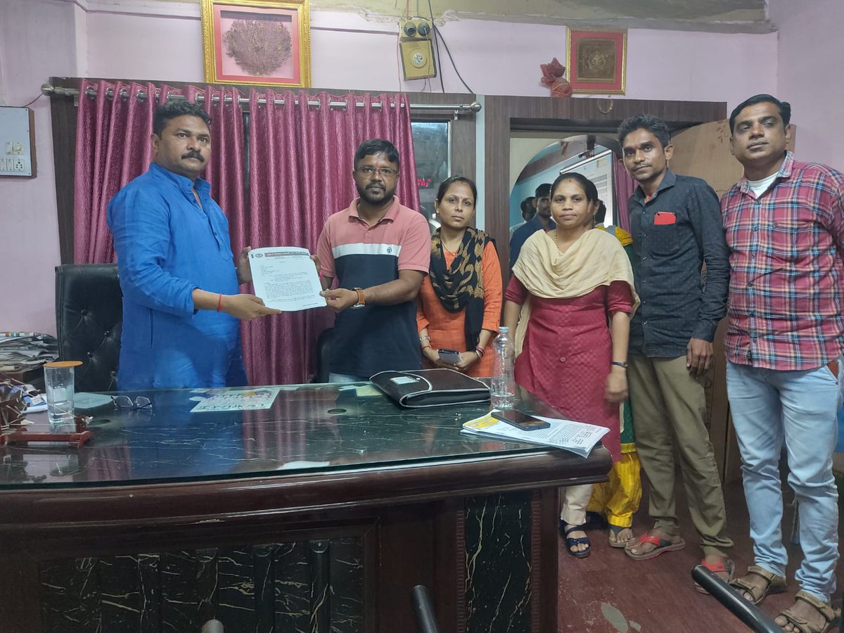 માન. માંડવી ધારાસભ્ય શ્રી આનંદભાઈ ચૌધરી ને તલાટીશ્રી ઓ ના પડતર પ્રશ્નો અંગે રૂબરૂ મળી જાણકારી આપી
    "તલાટી કમ મંત્રી"
જેની હડતાલને આજે 20 દિવસ થયા છતાં કોઈ ઉકેલ આવી શક્યો નથી

#TCMStrikeGujarat #सचिवजीहड़तालपेहै 
#4400gradepayTcm
<a href="/CMOGuj/">CMO Gujarat</a> 
<a href="/CRPaatil/">C R Paatil</a> 
<a href="/brijeshmeja1/">Brijesh Merja</a>
<a href="/GRTMM1/">ગુજરાત રાજ્ય તલાટી મંત્રી મહામંડળ (OFFICIAL)</a>