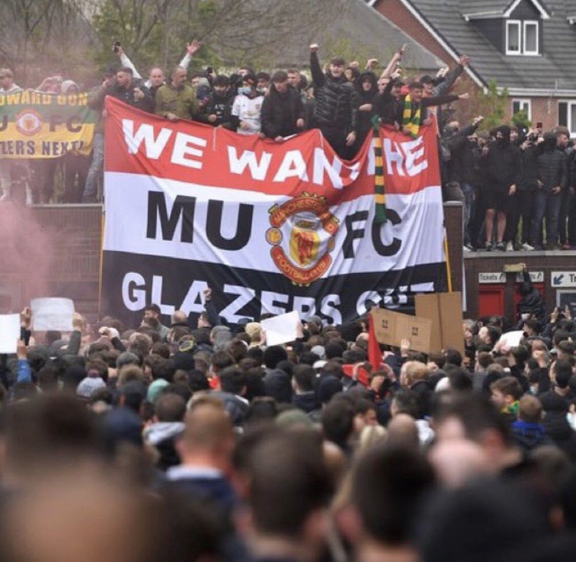 Don’t scroll past without giving a like and a retweet, we need to be trending. #GlazersOut 🔰