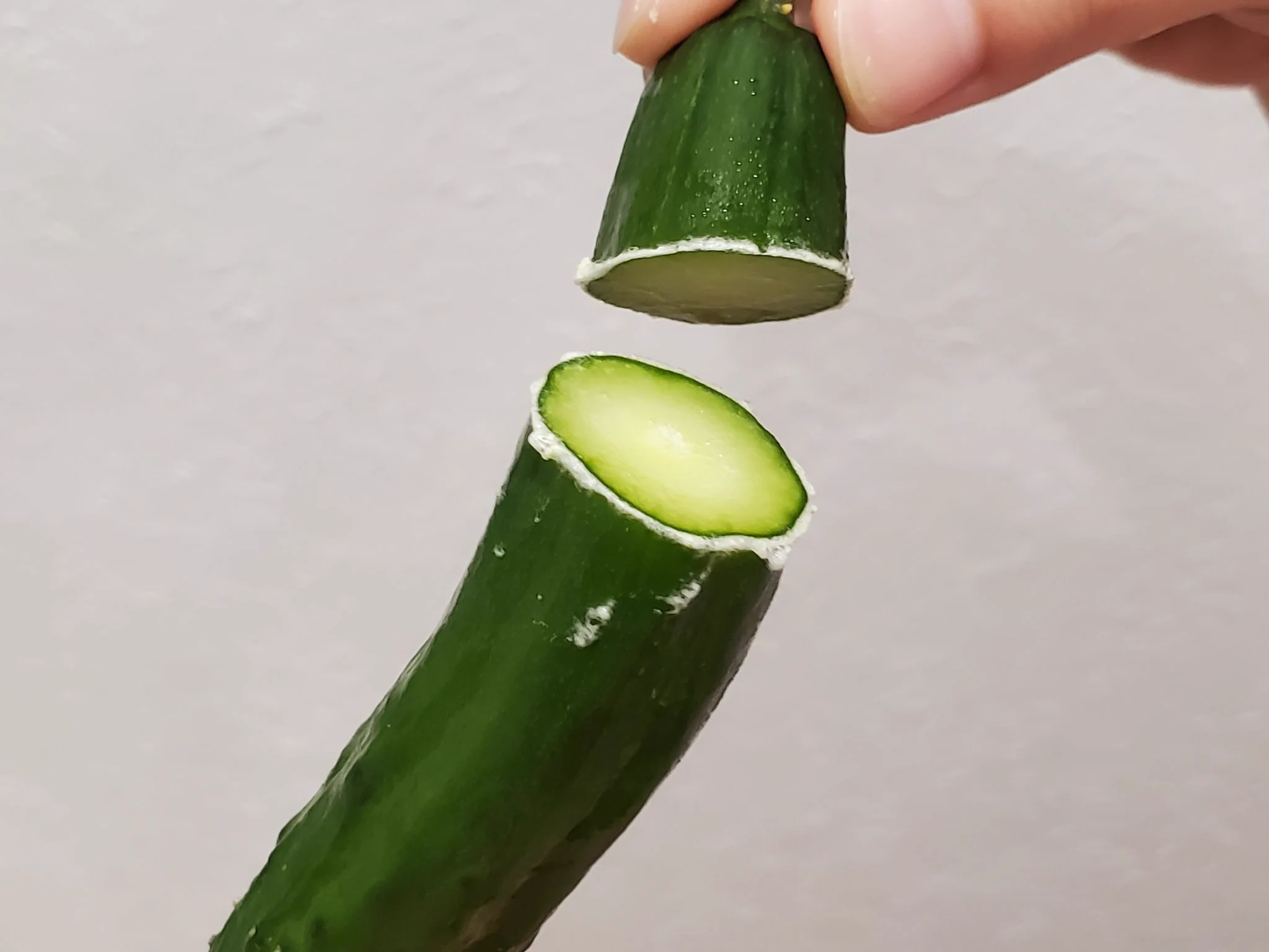 端っこを切って擦るだけ♪きゅうりは『アク抜き』するだけで美味しさアップ！