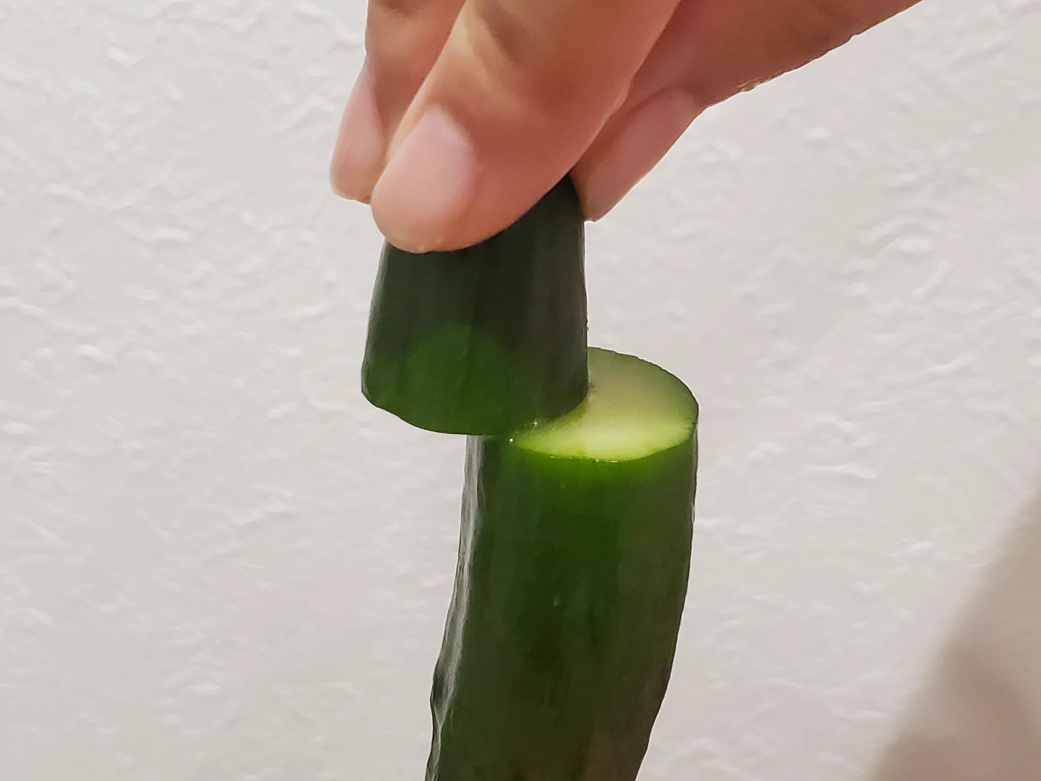 端っこを切って擦るだけ♪きゅうりは『アク抜き』するだけで美味しさアップ！