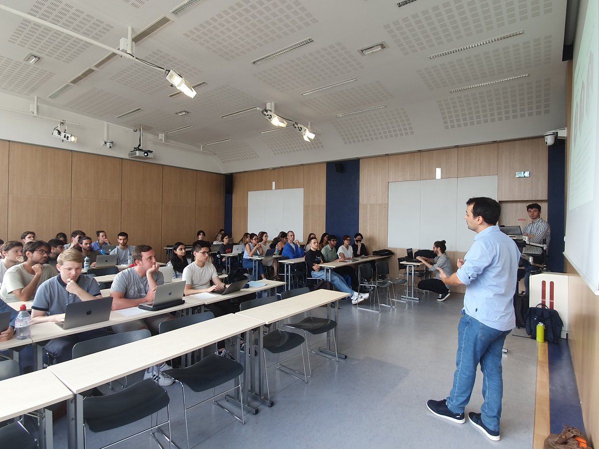 Today we welcome 41 new students in the Digital and public policy stream 🙌 They start straight into the topic with a 3 days bootcamp in #data science with <a href="/moreymat/">Mathieu Morey</a> <a href="/SylvainLapoix/">Sylvain Lapoix</a> <a href="/clement_mandron/">Clément Mandron</a> 🤓