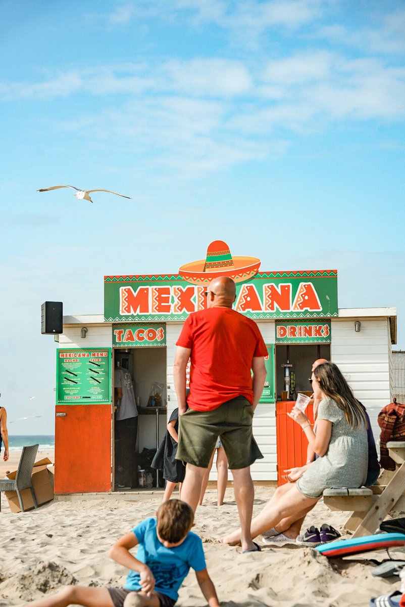 human_required's tweet photo. It’s a nice hat mate it’s a nice hat mate it’s a nice hat mate there’s only nachos left on my menu it’s a nice hat mate #streetphotography #lifeisbeach https://t.co/ulYo1FajHf