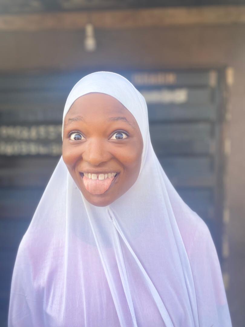 darasim15673586's tweet image. If not for us side chick how your main go Dey feed you 😂.                                                  Her: