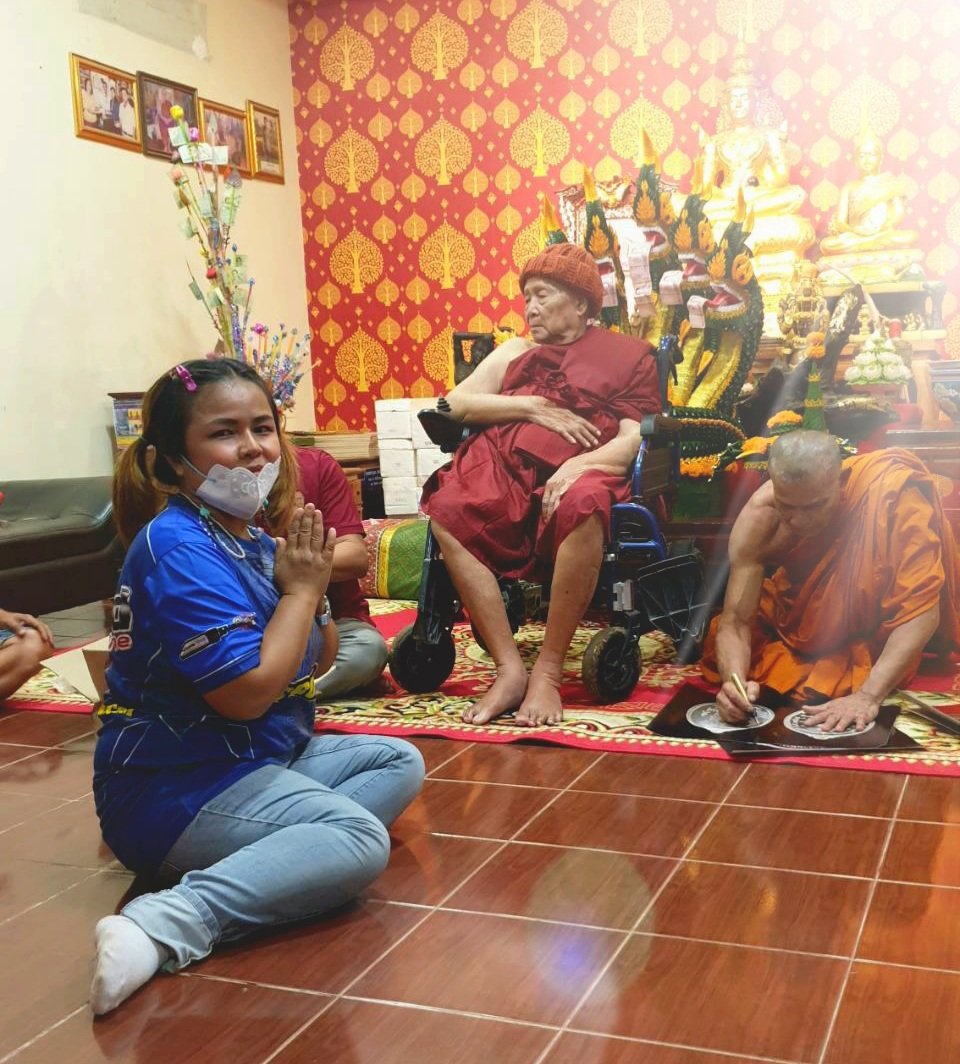 MTaphraya's tweet photo. กราบหลวงปู่ทองดำ วัดถ้ำตะเพียนทอง จังหวัดลพบุ���ี https://t.co/H5zuiCc91u