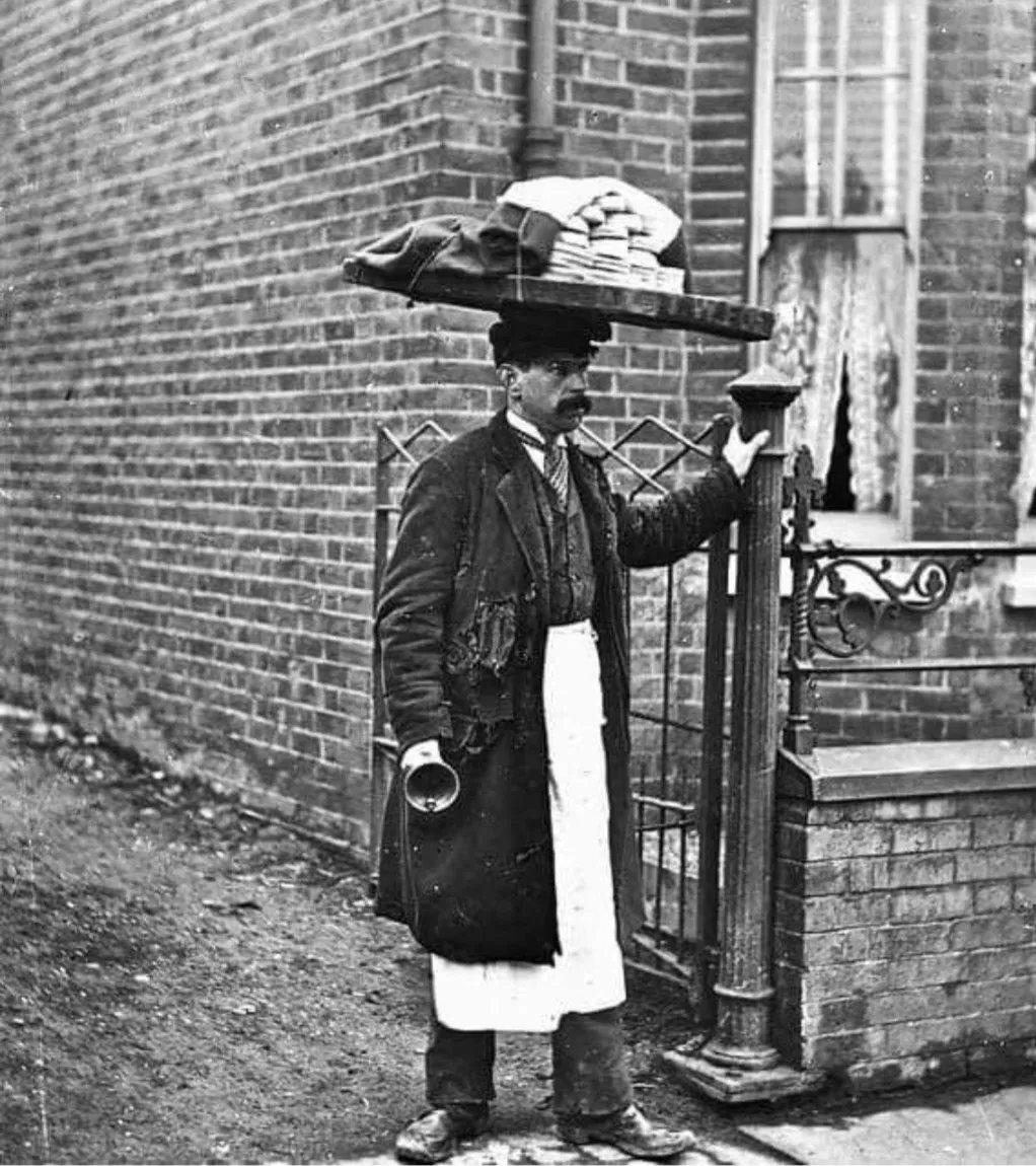 janeyellene's tweet photo. The Muffin Man, Spitalfields London in 1910, he would carry his wares on a tray on his head and ring a bell as he walked through the streets. https://t.co/hg4sCG4g3h