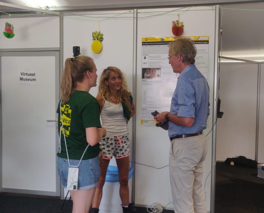 At our last day #Lowlands22, we explained our research to <a href="/RHDijkgraaf/">Robbert Dijkgraaf</a> Such a great opportunity to do research and public engagement at the same time, thanks so much for this great event #ll22 <a href="/Rapid_Razor_Bob/">Lowlands Festival</a> <a href="/NewScientistNL/">New Scientist NL</a> #neuropsychologie  <a href="/SMARTneurolab/">SMARTneurolab</a> @FSW_UU @KCRUtrecht