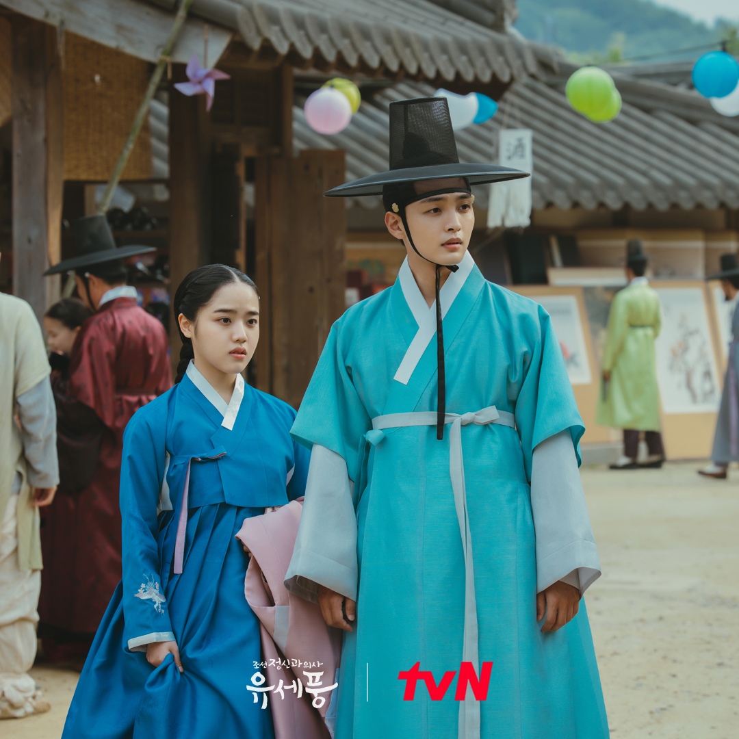 TheDramaWorld2's tweet photo. PHOTO: Yoo Se Poong and Seo Eun Woo are practicing new special moves!😲🤔

Catch episode 7 tonight on tvN!

#PoongtheJoseonPsychiatrist #koreandramas #kdramas #koreandrama #kdrama #tvn #korea #kpop #KimMinJae #KimHyangGi https://t.co/Wc9eyz6k0C