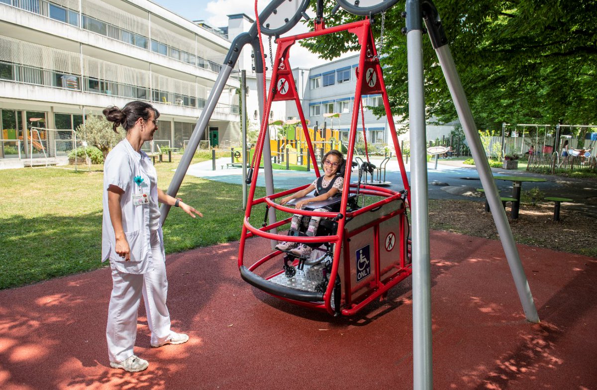 Grâce à l'initiative de la Fondation Sanfilippo Suisse qui souhaitait que tous les #enfants aient accès à une balançoire, le jardin de l'Hôpital des enfants dispose désormais d'une nacelle conçue pour les personnes en fauteuil roulant #hôpital #fauteuilroulant @LoterieRomande